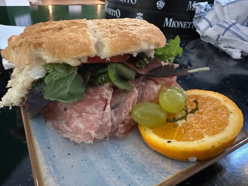 Focaccia Sandwich mit Salami
