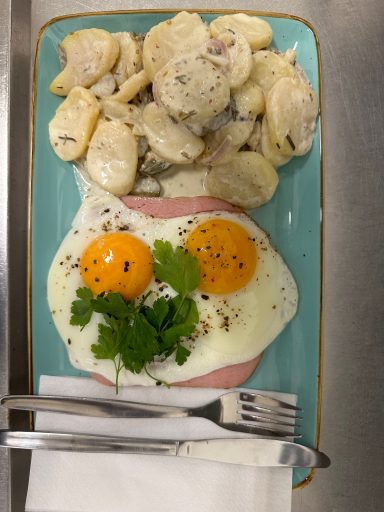 Leberkäse mit Kartoffelsalat und Spiegelei